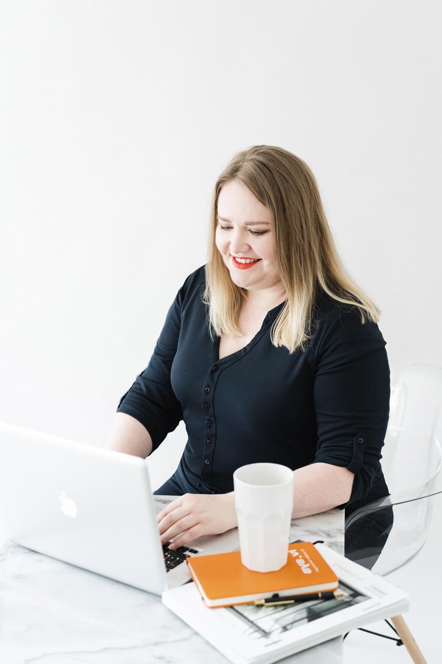Webdesignerin Tatjana Kruck am Schreibtisch